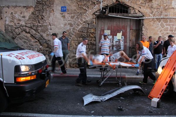 بالفيديو: إصابة 4 أشخاص بحادث طرق مروّع بين مركبتين في شارع ييفت وسط مدينة يافا 